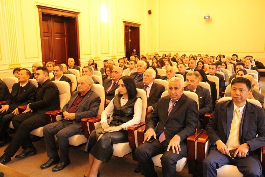 Çinli alimlər İqtisadiyyat İnstitutunda çıxış ediblər 5